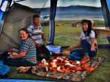 Příprava večeře místními průvodci (Mongolsko, Ing. Mgr. Petr Procházka)