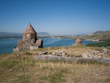 Klášter Sevanavank, jezero Sevan (Arménie, Dreamstime)
