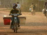 motorkářka, Kambodža (Kambodža, Dreamstime)