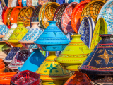 Nádoby tajine, trh Marakéš (Maroko, Dreamstime)