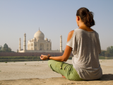 Meditace u Tadž Mahalu (Indie, Shutterstock)
