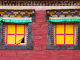 Okna chrámu Kangding (Čína, Dreamstime)