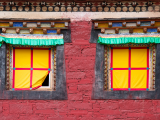 Okna chrámu Kangding (Čína,  Dreamstime)