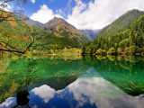 Zrcadlové jezero (Čína, Dreamstime)