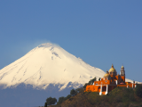 Výhled na Popocatepetl s kostelem (Mexiko, Dreamstime)