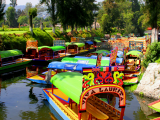 Loďky trajineras, Xochimilco (Mexiko, Dreamstime)