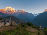 Ghandruk při východu slunce s Annapurnou na pozadí (Nepál, Dreamstime)