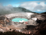 Kráterové jezírko Poas (Kostarika, Dreamstime)