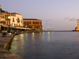 Večerní město, Chania (Řecko, Dreamstime)