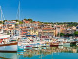 Přístavní městečko, Cassis (Francie,  Dreamstime)