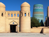 Západní vchod do pevnosti Itčan Kala, Bukhara (Uzbekistán,  Dreamstime)