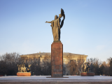 Památník revolučních bojovníků v Biškeku (Kyrgyzstán, Dreamstime)