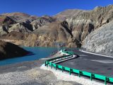 Yamdrok a Friendship highway (Čína,  Shutterstock)