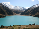 Velké almatské jezero (Kazachstán,  Dreamstime)