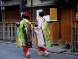 Dvě gejšy v kimonech (Japonsko, Dreamstime)