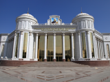 Turkmenistické národní divadlo (Turkmenistán, Dreamstime)