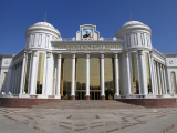 Turkmenistické národní divadlo (Turkmenistán,  Dreamstime)