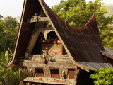 Tradiční dům na ostrově Samosir (Indonésie, Dreamstime)