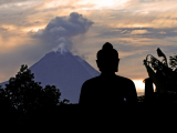 Výhled z Borabuduru na sopku Merapi (Indonésie, Dreamstime)