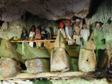 Starověká jeskyní hrobka Tana Toraja (Indonésie, Dreamstime)