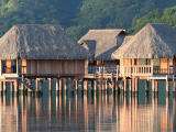 Bungalovy v laguně Moorea (Francouzská Polynésie, Dreamstime)