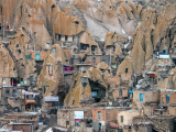 Kandovan na severu Íránu (Írán, Dreamstime)