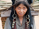 Žena Akha (Laos,  Dreamstime)