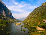 Řeka Nong Khiaw (Laos, Dreamstime)