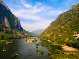 Řeka Nong Khiaw (Laos,  Dreamstime)