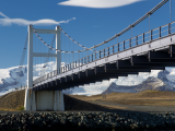 Most okolo ledovců v Jokulsarlon (Island, Dreamstime)