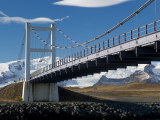 Most okolo ledovců v Jokulsarlon (Island,  Dreamstime)