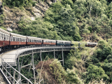 Vlak v Deintree Forrest (Austrálie, Dreamstime)