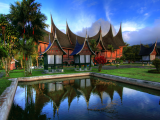 Tradiční dům Minangkabau, Sumatra (Indonésie, Shutterstock)