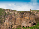 Jeskynní městečko Khndzoresk (Arménie, Dreamstime)
