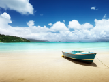 Loďka na pláži, ostrov Mahé (Seychely, Dreamstime)