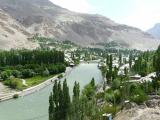 Město Chorog, řeka Gunt (Tádžikistán, Dreamstime)