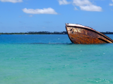 Vrak lodi,  poblíž ostrova Pangairnota (Tonga, Dreamstime)