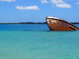 Vrak lodi,  poblíž ostrova Pangairnota (Tonga,  Dreamstime)