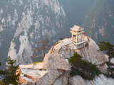 Kamenná pagoda na vrcholu Huashan (Čína, Dreamstime)