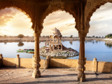 Chrám na jezeře Gadi Sagar, Džajsalmer (Indie, Dreamstime)