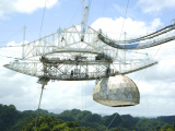 Radioteleskop, observatoř Arecibo (Portoriko, Dreamstime)