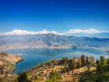 Jezero Phewa s tyčíčí se Annapurnou vzadu (Nepál, Dreamstime)