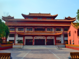 Čínský buddhistický chrám, Lumbini (Nepál, Dreamstime)