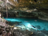 Cenote Dos Ojos na Yucatánu (Mexiko, Dreamstime)