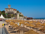 Hrad a pláž, Estoril (Portugalsko,  Dreamstime)