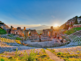Antické divadlov  Taormině (Itálie, Dreamstime)