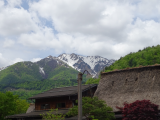 vrcholky nad horskou vesničkou jsou dosud pokryty sněhem, Širakawa-gó (Japonsko, Mgr. Václav Kučera)
