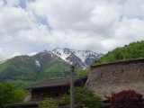 vrcholky nad horskou vesničkou jsou dosud pokryty sněhem, Širakawa-gó (Japonsko,  Mgr. Václav Kučera)