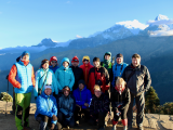 Skupinová fotka účastníků zájezdu s Annapurnou v pozadí (Nepál, Bc. Tomáš Hrnčíř)