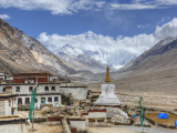klášter Rongbuk se štítem Mt. Everestu (Čína,  Dreamstime)